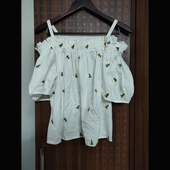 Off Shoulder Puff Sleeved Top 🤍 - Picture 7 of 8